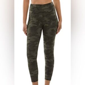 Danskin Olive Camo Camouflage Leggings Yoga Pants hunting Sz L